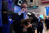 Recorta pérdidas el peso y se aleja de 21 unidades por dólar   