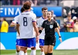 Katia Itzel histórica; se convirtió en la primera árbitra central del torneo   