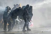 Opositores al G-7 se enfrentan con policías en Ginebra   