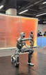 Se extiende el uso de robots con IA a medida que disminuye su costo   