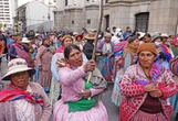 Chocan policías y manifestantes en Bolivia   
