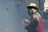 Chocan obreros y campesinos con la policía en la capital de Bolivia   