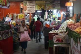 Leve mejoría de la confianza de los consumidores en abril   