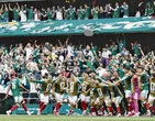México celebra ante Sudáfrica  en el templo mundial del futbol   