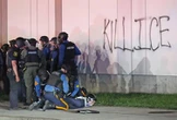 Chocan manifestantes y policías pese al toque de queda en Newark   