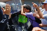 Frena policía protesta en Caracas por aumento  de salarios   