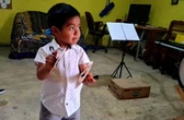 Gaby, el pequeño que ha sorprendido por su arrojo al interpretar la música   