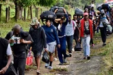 Caravana migrante retoma el camino a pie   