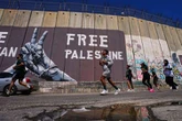 Entre los estragos de la guerra, miles participan en el Maratón de Palestina   