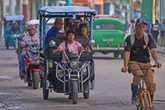 Solucionan cubanos la falta de gasolina con triciclos movidos con energía solar   