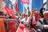Marchan decenas de miles en apoyo al líder opositor Ozgur Ozel en Turquía   