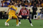 Chivas, al borde de la eliminación; cae ante Tigres luego de sufrir siete bajas    