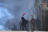 Chocan policías y manifestantes en la capital de Bolivia   