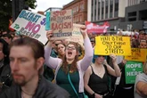 Miles salen a las calles  de Belfast en rechazo a disturbios antimigrantes   