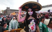 Disfraces llenan de color y orgullo la fiesta futbolera   