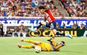 Doblete de Santi Sandoval salva a Chivas y están en semifinales   