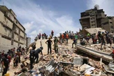 Con manos y palas, el pueblo venezolano remueve escombros en busca de víctimas   