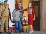Pato mundialista Merlín y su familia visitan a la Presidenta   
