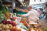 Caen los precios de los alimentos, pero siguen en máximos de un trienio: FAO   