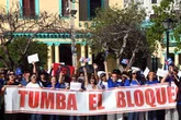 Cientos de mujeres protestan en Cuba contra bloqueo de EU   