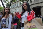 Mujeres trans sufren estragos por tratamientos embellecedores   