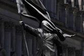 Autoridades protegerán la estatua de Banksy instalada en el centro de Londres   