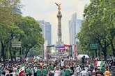 Festejos en el Ángel, mezclados con dolor de buscadoras y lluvia   