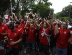Entusiasmados y optimistas, los checos festejaron antes del juego    