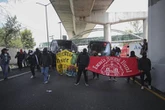 Dañan normalistas de Ayotzinapa las casetas de la salida a Cuernavaca   