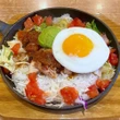 【ビッグボーイ】ランチ限定「直火焼きグリルチキンオーバーライス」が夏の旨辛ランチに最適！