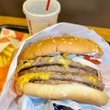 バーガーキングの“最終兵器”総重量582g「デラマキシ ザ・ワンパウンダー」はビーフパティの肉々しさが圧巻！