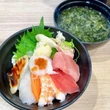 【実食レポ】かっぱ寿司「9種の海鮮丼 あおさの味噌汁セット」は990円で大満足の内容だった！