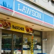 ローソンが店舗駐車場で開始する「1泊2500～3000円」車中泊サービスは宿泊難民の救世主になるか