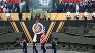 Parade in Washington: Präsident Donald Trump lässt die Armee im Nieselregen marschieren