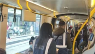 Torino, controllano la ragazza senza biglietto e un rider: 8 vigili urbani accusati di «perquisizione arbitraria»