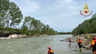 Cuneo, ricerche in corso di un 13enne disperso nel fiume Tanaro a Verduno: vigili del fuoco e elicotteri impegnati nelle operazioni