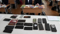 Иванец рассказал, кого из школьников не коснется запрет на телефоны