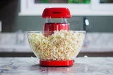 7 pipoqueiras elétricas que deixam sua sessão de filmes ainda mais gostosa