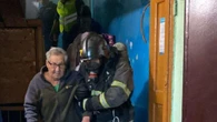 З0 человек эвакуировали спасатели из горящего дома на востоке Казахстана