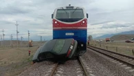 Поезд протаранил авто в Жетысуской области – водитель успел выпрыгнуть в последнюю секунду