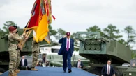 Противники Трампа угрожают "общенациональным днем неповиновения" в его день рождения