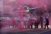 3 minuti faA Ginevra, in Svizzera, ci sono stati scontri con la polizia durante una grossa manifestazione contro il G7 nella vicina Évian