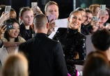 pochi secondi faCelebripostCon Emily Blunt, Jennifer Lopez, Steven Spielberg, Javier Bardem, Anna Faris e uno scivolone
