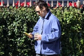 1 minuto faLa giacca da lavoro in fabbrica che oggi va di modaNata come "bleu de travail" in Francia a metà dell'800, da qualche anno è molto popolare nei mercati dell'usato e tra le celebrità