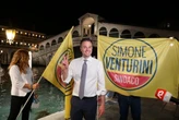 4 minuti faCome ha fatto Simone Venturini a vincere così a VeneziaNon è stato scalfito dalle polemiche che hanno coinvolto la destra, ha ribaltato i pronostici e staccato di molto il suo avversario