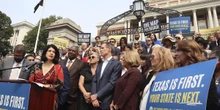 5 minuti faLa protesta sulle mappe elettorali in Texas continua a ingrandirsiIl governo Repubblicano sta cercando di arrestare oltre 50 deputati Democratici che vogliono bloccare la legge