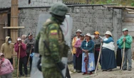 1 minuto faIn Ecuador il video del pestaggio di un manifestante sta alimentando le protesteDopo una settimana di cortei e blocchi stradali delle comunità indigene contro l'aumento del prezzo del gasolio, repressi con violenza