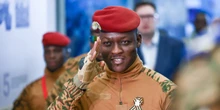 Il leader militare africano che è diventato un culto sui socialMolti video celebrano Ibrahim Traoré, il capo della giunta al potere in Burkina Faso: ma sono falsi, e c'entra anche il sostegno della Russia
