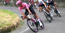 Dopo le prime due settimane al Giro d’Italia c’è una sospresaIn maglia rosa c'è il messicano Isaac Del Toro, ma tanti ciclisti potrebbero ancora scalzarlo: soprattutto un suo compagno di squadra