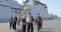 Il varo fallimentare di una grande nave da guerra in Corea del NordUn cacciatorpediniere si è ribaltato e da giorni è appoggiato su un fianco, mezzo in mare e mezzo fuori: Kim Jong Un non l'ha presa bene